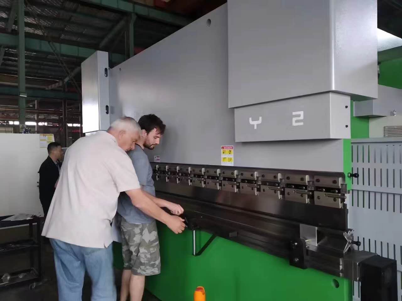 Dobladora de xapes d'acer metàl·liques de 63 tones Fre de premsa hidràulica CNC per al treball del metall