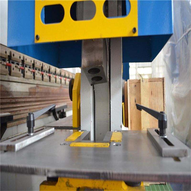 Màquina de perforació de plaques d'alta qualitat Cnc hidràulica de treballador de ferro Màquina de punxonar